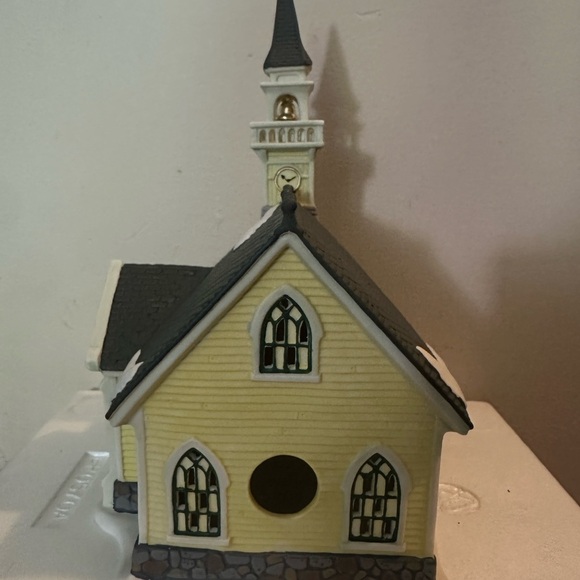 Deluxe Porcelain Lighted House - Yellow - Picture 5 of 6